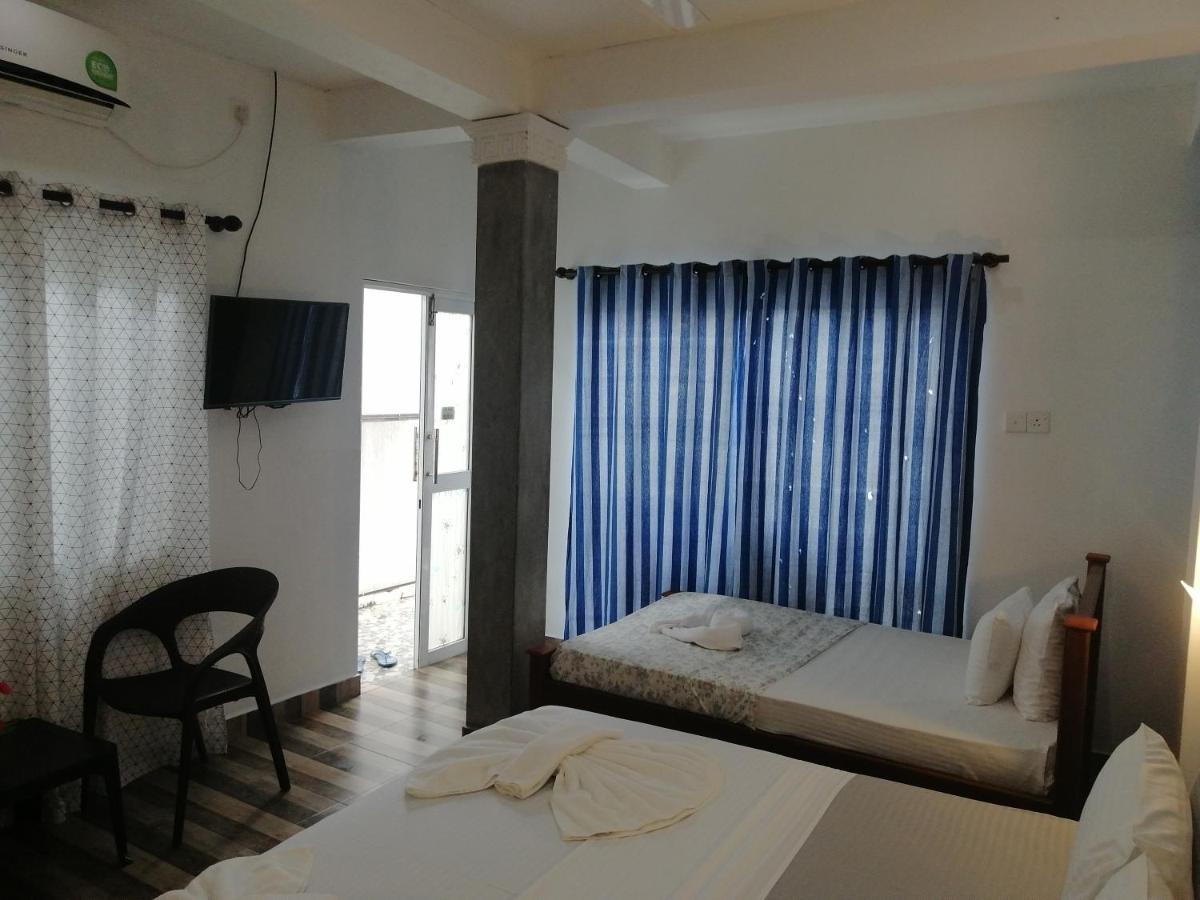 Le Petit Hotel & Restaurant Negombo Exterior photo