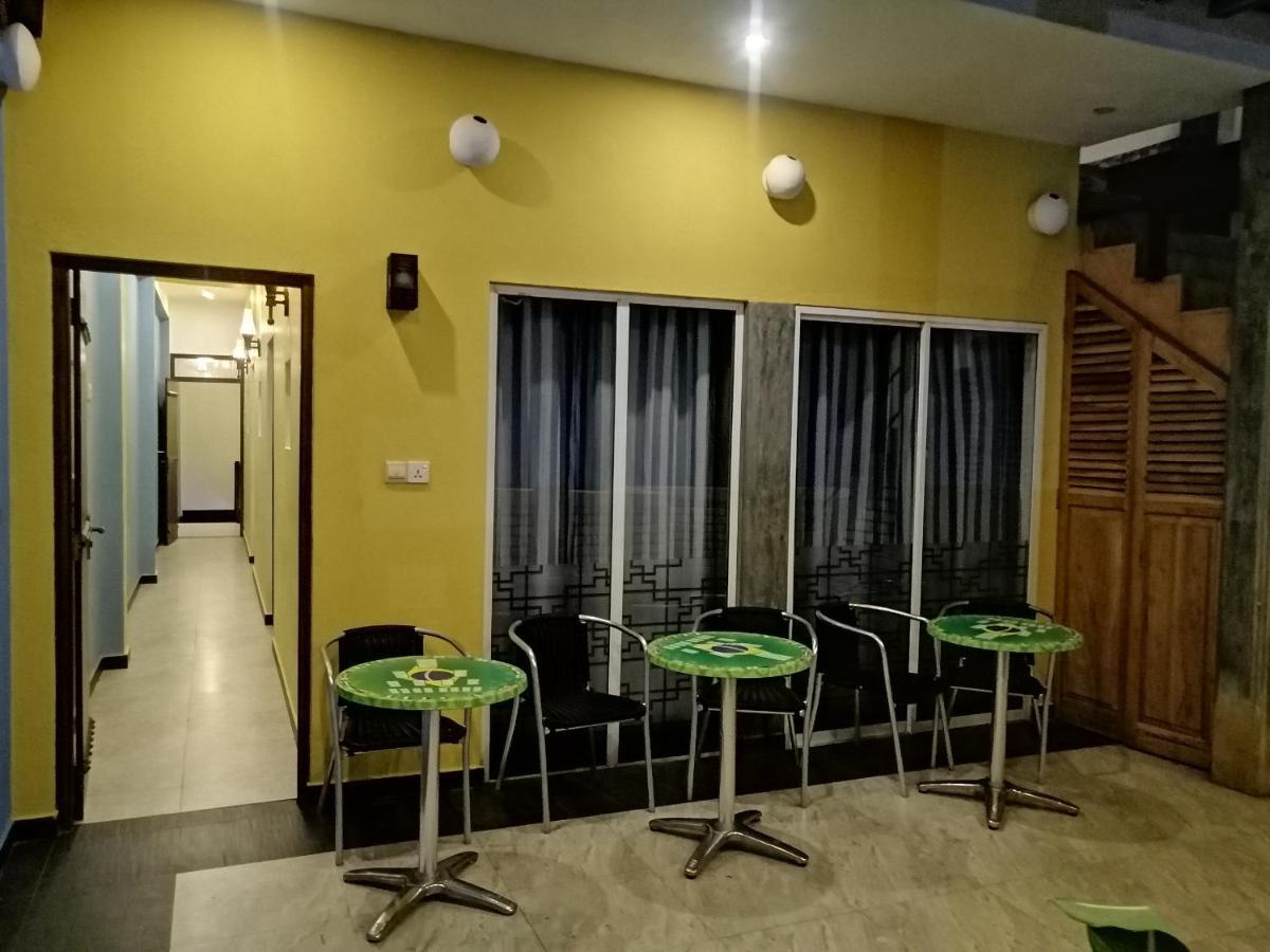Le Petit Hotel & Restaurant Negombo Exterior photo